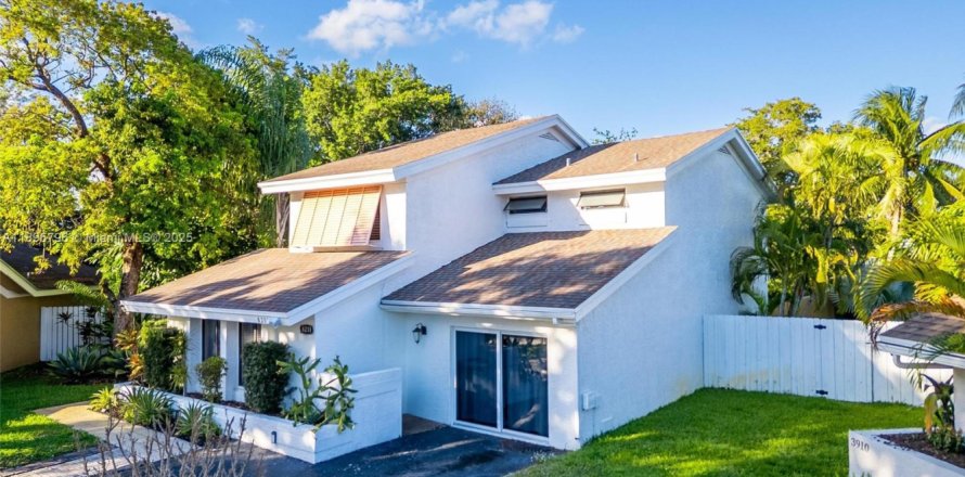 Villa ou maison à Davie, Floride 4 chambres, 198.81 m2 № 1947972