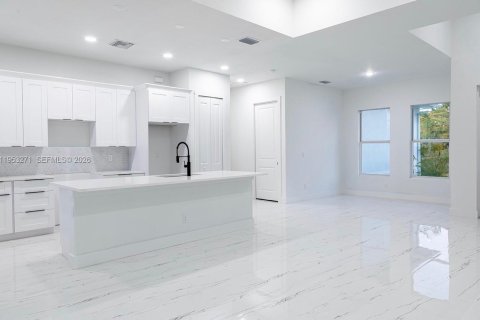 House in Lehigh Acres, Florida 3 bedrooms № 2007563 - photo 6