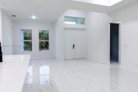 House in Lehigh Acres, Florida 3 bedrooms № 2007563 - photo 4