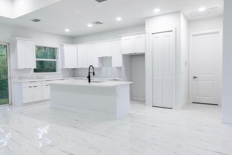 House in Lehigh Acres, Florida 3 bedrooms № 2007563 - photo 5