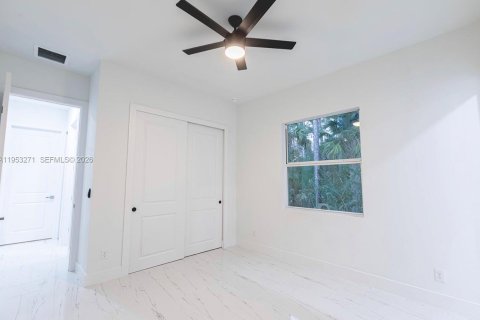 House in Lehigh Acres, Florida 3 bedrooms № 2007563 - photo 9