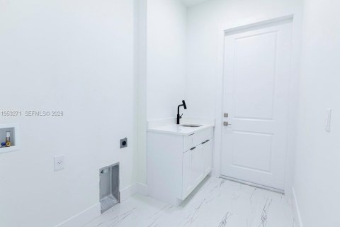 House in Lehigh Acres, Florida 3 bedrooms № 2007563 - photo 24