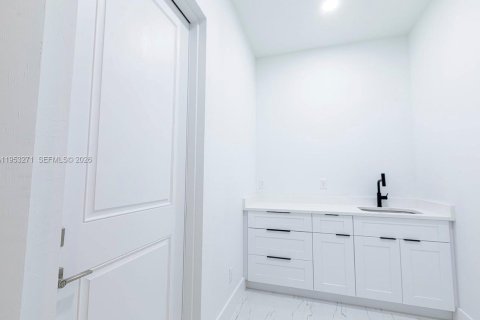 House in Lehigh Acres, Florida 3 bedrooms № 2007563 - photo 12