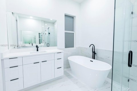 House in Lehigh Acres, Florida 3 bedrooms № 2007563 - photo 23