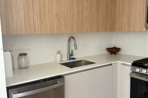 Condo in Miami Beach, Florida  № 1972343 - photo 5