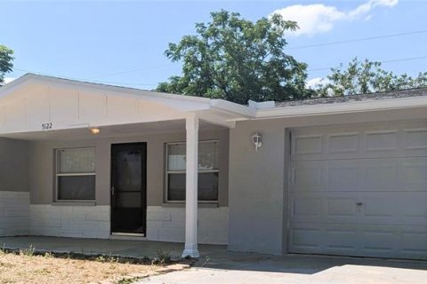 House in New Port Richey, Florida 3 bedrooms, 120.4 sq.m. № 1675549 - photo 1