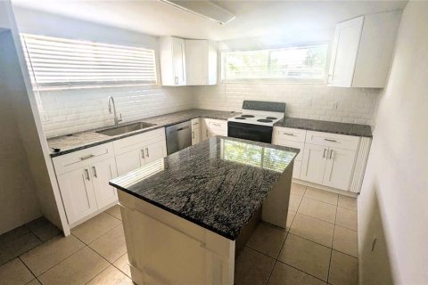 House in New Port Richey, Florida 3 bedrooms, 120.4 sq.m. № 1675549 - photo 4