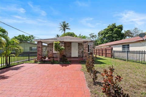 Casa en venta en Hallandale Beach, Florida, 3 dormitorios, 95.6 m2 № 1624264 - foto 1