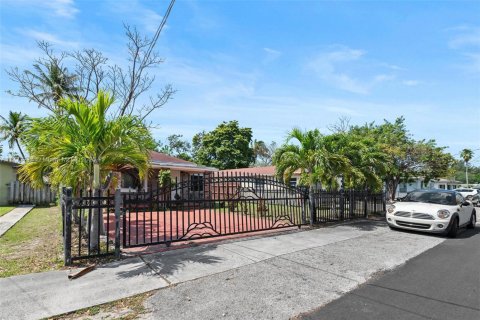 Casa en venta en Hallandale Beach, Florida, 3 dormitorios, 95.6 m2 № 1624264 - foto 3