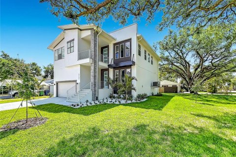House in Tampa, Florida 4 bedrooms, 307.13 sq.m. № 2204211 - photo 6