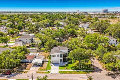 House in Tampa, Florida 4 bedrooms, 307.13 sq.m. № 2204211 - photo 7