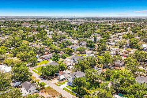 House in Tampa, Florida 4 bedrooms, 307.13 sq.m. № 2204211 - photo 9