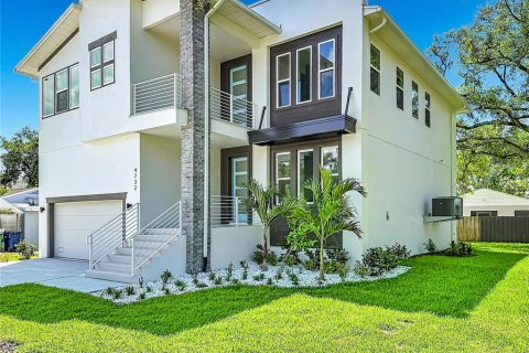 House in Tampa, Florida 4 bedrooms, 307.13 sq.m. № 2204211 - photo 3