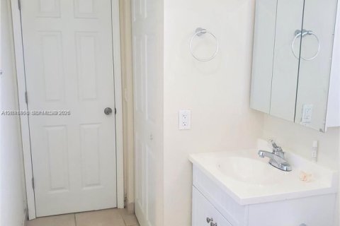 Condominio en alquiler en Miami, Florida, 3 dormitorios, 140.28 m2 № 2074901 - foto 16