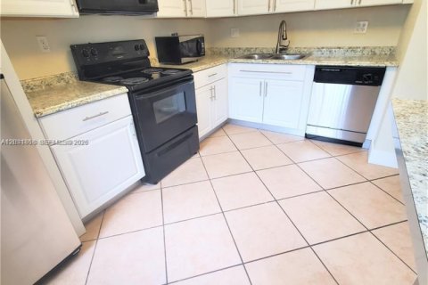 Condominio en alquiler en Miami, Florida, 3 dormitorios, 140.28 m2 № 2074901 - foto 10