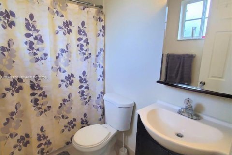 Condominio en alquiler en Miami, Florida, 3 dormitorios, 140.28 m2 № 2074901 - foto 19