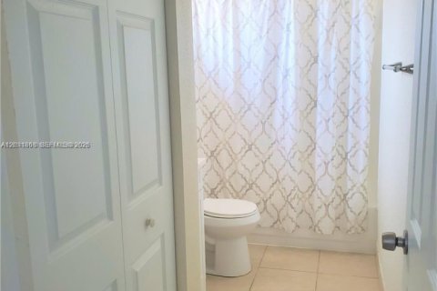 Condominio en alquiler en Miami, Florida, 3 dormitorios, 140.28 m2 № 2074901 - foto 14