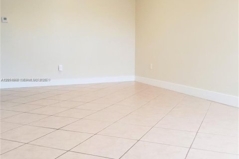 Condominio en alquiler en Miami, Florida, 3 dormitorios, 140.28 m2 № 2074901 - foto 3