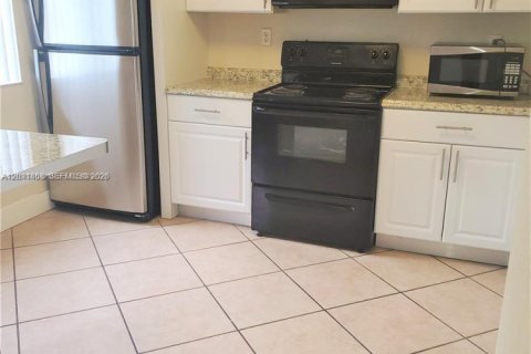 Condominio en alquiler en Miami, Florida, 3 dormitorios, 140.28 m2 № 2074901 - foto 8
