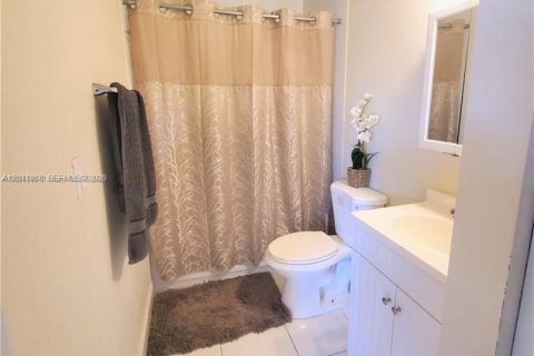Condominio en alquiler en Miami, Florida, 3 dormitorios, 140.28 m2 № 2074901 - foto 7