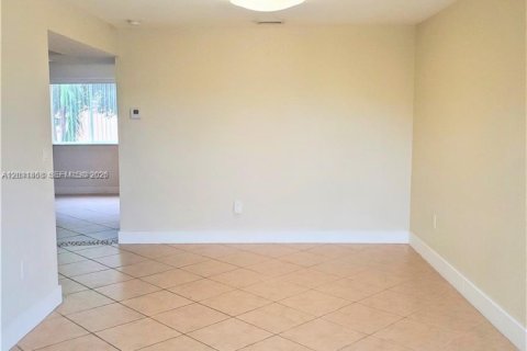 Condominio en alquiler en Miami, Florida, 3 dormitorios, 140.28 m2 № 2074901 - foto 4