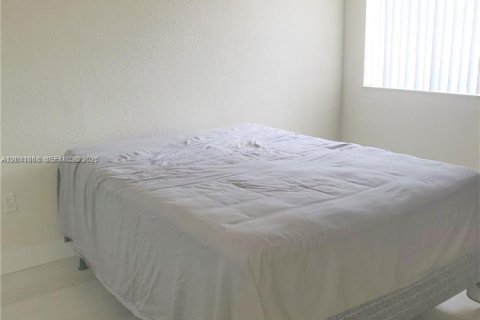 Condominio en alquiler en Miami, Florida, 3 dormitorios, 140.28 m2 № 2074901 - foto 13