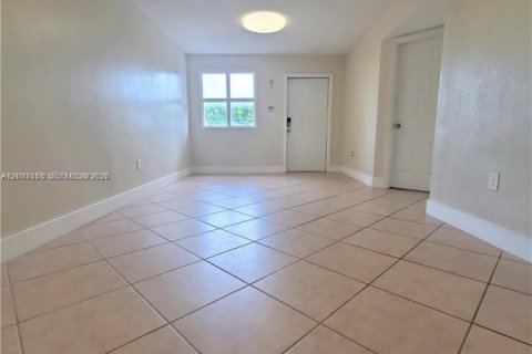 Condominio en alquiler en Miami, Florida, 3 dormitorios, 140.28 m2 № 2074901 - foto 2