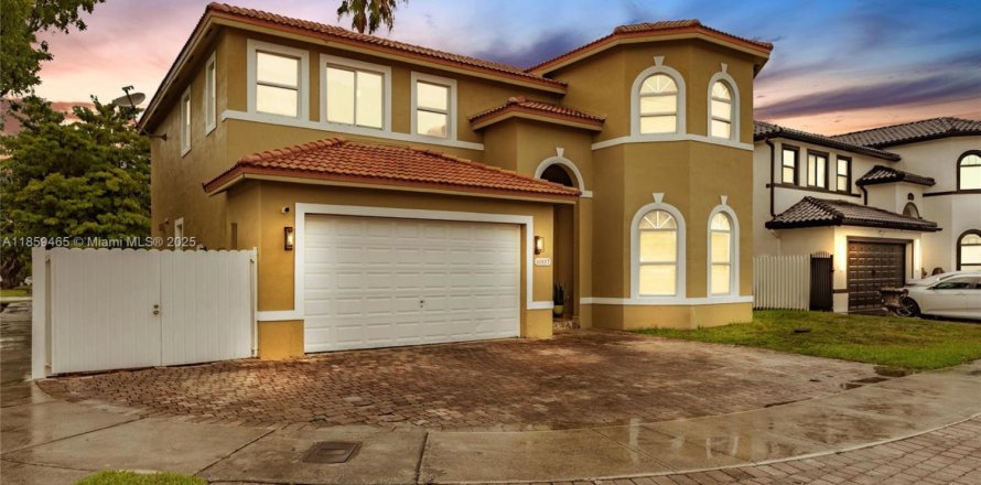 Casa en Miami, Florida 5 dormitorios, 238.02 m2 № 1888083