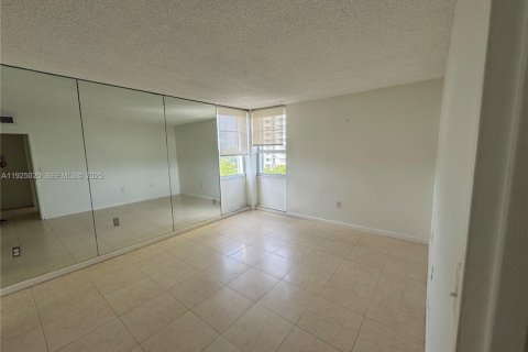 Condo in Miami, Florida, 2 bedrooms № 1984261 - photo 3