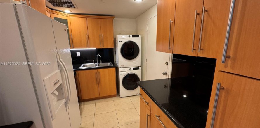 Condo in Miami, Florida, 2 bedrooms № 1984261