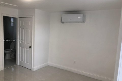 Commercial property in Miami, Florida 27.87 sq.m. № 2021460 - photo 3