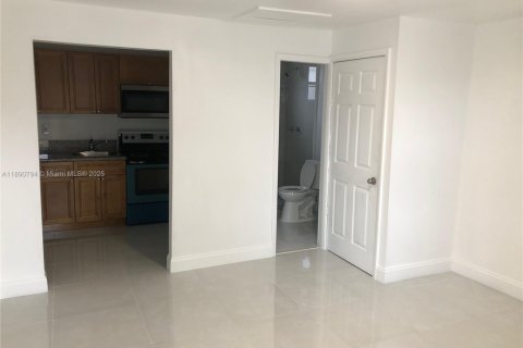 Commercial property in Miami, Florida 27.87 sq.m. № 2021460 - photo 2