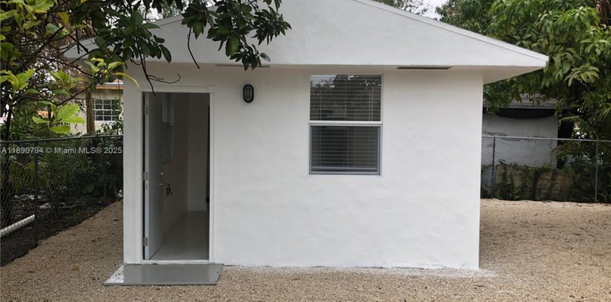 Commercial property in Miami, Florida 27.87 sq.m. № 2021460