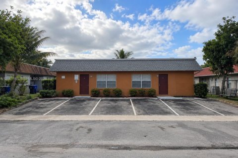 Commercial property in North Lauderdale, Florida 267.56 sq.m. № 2428471