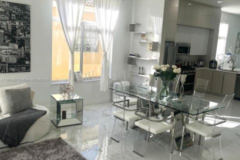 Casa en venta en Pembroke Pines, Florida, 3 dormitorios, 176.51 m2 № 2016541 - foto 10