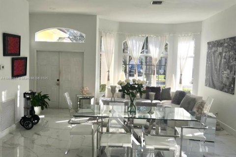 Casa en venta en Pembroke Pines, Florida, 3 dormitorios, 176.51 m2 № 2016541 - foto 11