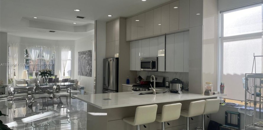 Casa en Pembroke Pines, Florida 3 dormitorios, 176.51 m2 № 2016541