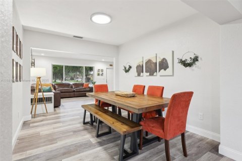 Casa en venta en Pembroke Pines, Florida, 3 dormitorios, 149.2 m2 № 1929547 - foto 15