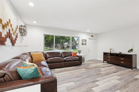 Casa en venta en Pembroke Pines, Florida, 3 dormitorios, 149.2 m2 № 1929547 - foto 10