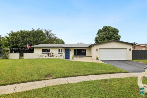 Casa en venta en Pembroke Pines, Florida, 3 dormitorios, 149.2 m2 № 1929547 - foto 2