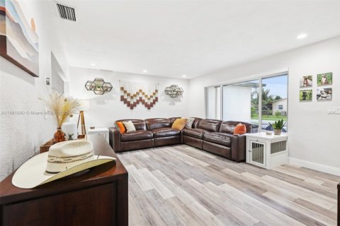 Casa en venta en Pembroke Pines, Florida, 3 dormitorios, 149.2 m2 № 1929547 - foto 8