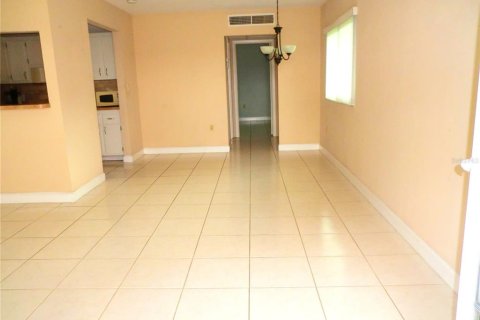 Condo in Sun City Center, Florida, 1 bedroom  № 2272828 - photo 3