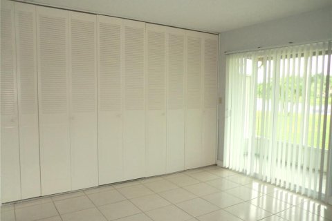 Condo in Sun City Center, Florida, 1 bedroom  № 2272828 - photo 9