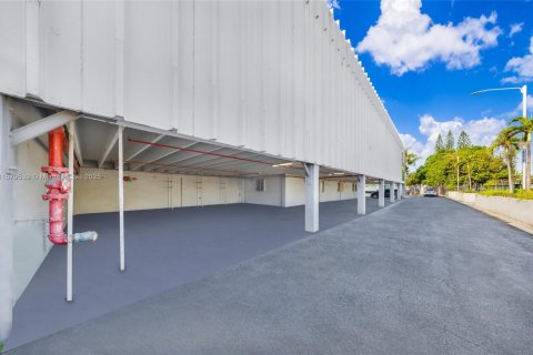 Купить коммерческую недвижимость в Майами, Флорида № 1985583 - фото 21