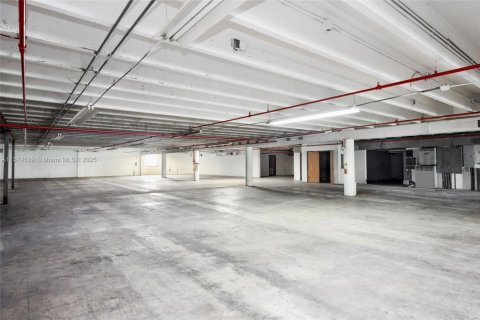 Купить коммерческую недвижимость в Майами, Флорида № 1985583 - фото 14