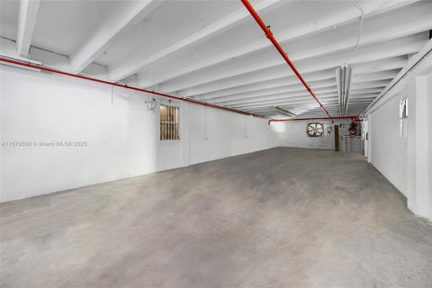 Купить коммерческую недвижимость в Майами, Флорида № 1985583 - фото 12
