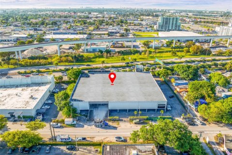 Купить коммерческую недвижимость в Майами, Флорида № 1985583 - фото 1