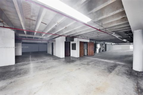 Купить коммерческую недвижимость в Майами, Флорида № 1985583 - фото 11