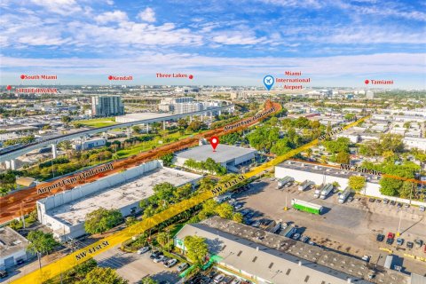Купить коммерческую недвижимость в Майами, Флорида № 1985583 - фото 2