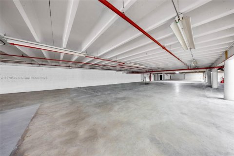 Купить коммерческую недвижимость в Майами, Флорида № 1985583 - фото 17